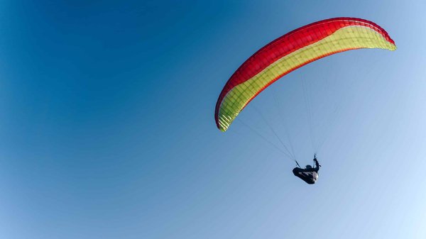 Goûtez à cette sensation de liberté que procure le baptême de parapente sur le lac d'Annecy